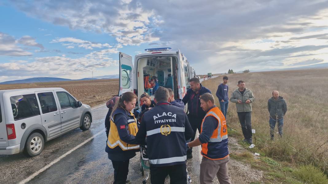 Çorum'da tarım işçilerini taşıyan minibüsle zift yüklü tanker çarpıştı: 1 ölü 18 yaralı 13